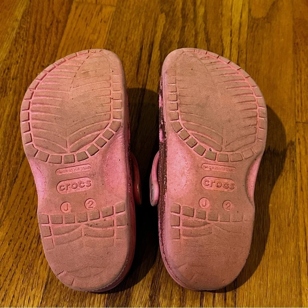 Crocs Kids Pink Clogs with Fun Charms J2 Glitter crocs